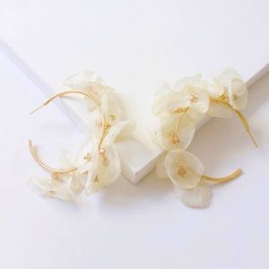 🍋2/$30 New Ivory Chiffon Petal Hoops
